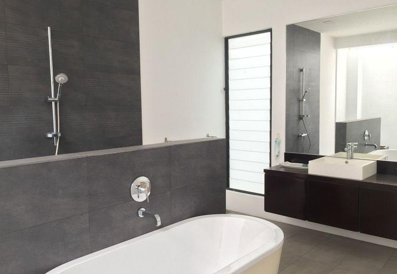 Bukit Pantai - large pool and garden, nice view