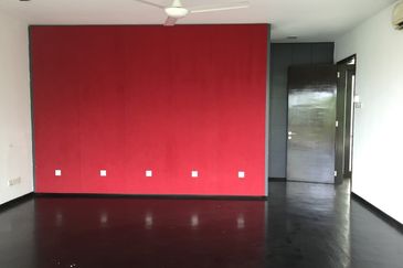 Bukit Pantai - large pool and garden, nice view