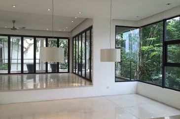 Bukit Pantai - large pool and garden, nice view