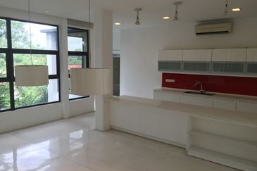 Bukit Pantai - large pool and garden, nice view