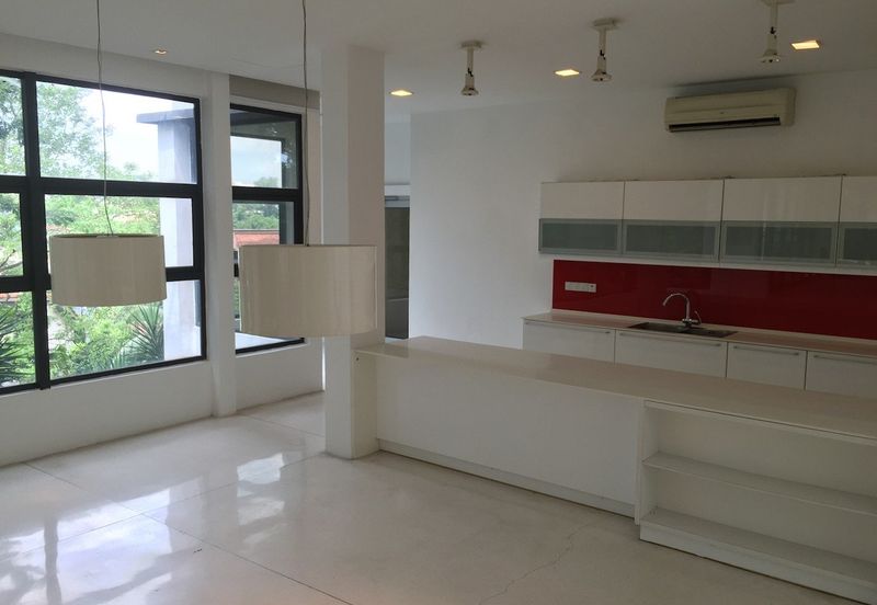 Bukit Pantai - large pool and garden, nice view