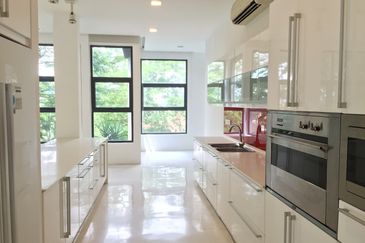 Bukit Pantai - large pool and garden, nice view