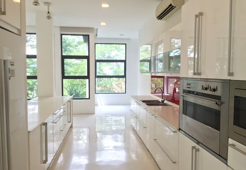 Bukit Pantai - large pool and garden, nice view