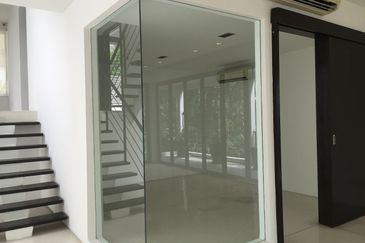 Bukit Pantai - large pool and garden, nice view