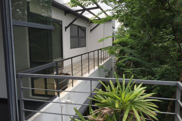 Bukit Pantai - large pool and garden, nice view