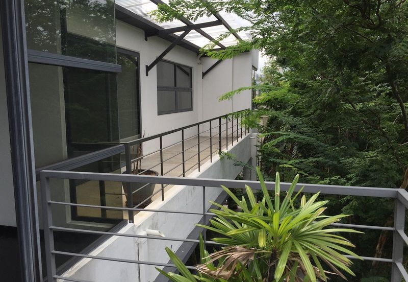 Bukit Pantai - large pool and garden, nice view