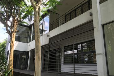 Bukit Pantai - large pool and garden, nice view