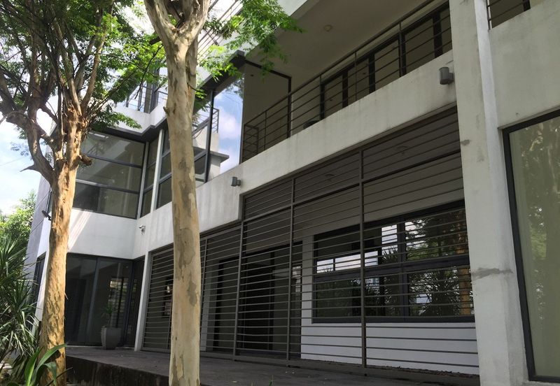 Bukit Pantai - large pool and garden, nice view