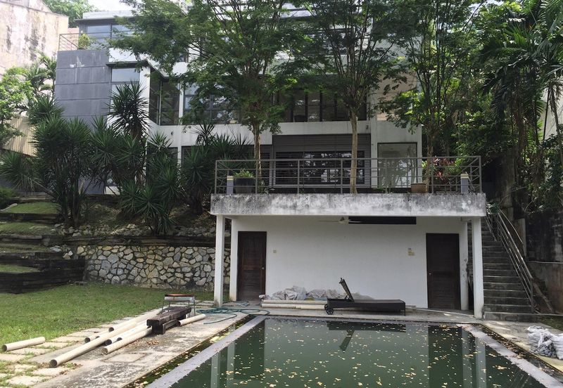 Bukit Pantai - large pool and garden, nice view