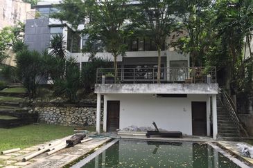 Bukit Pantai - large pool and garden, nice view