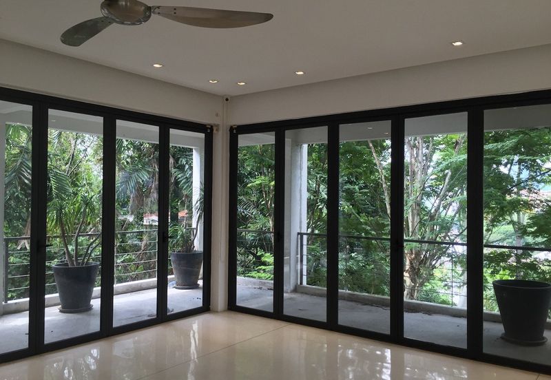 Bukit Pantai - large pool and garden, nice view