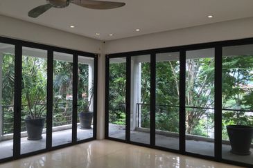 Bukit Pantai - large pool and garden, nice view