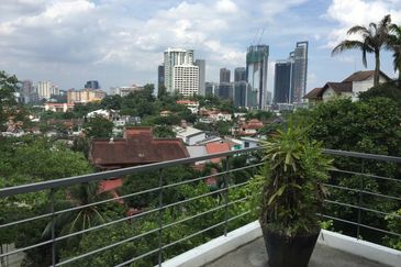 Bukit Pantai - large pool and garden, nice view