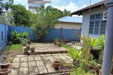 BEST LOCATION! Bungalow at Jalan Seri Teruntum Tanah Putih Kuantan Pahang for SALE!