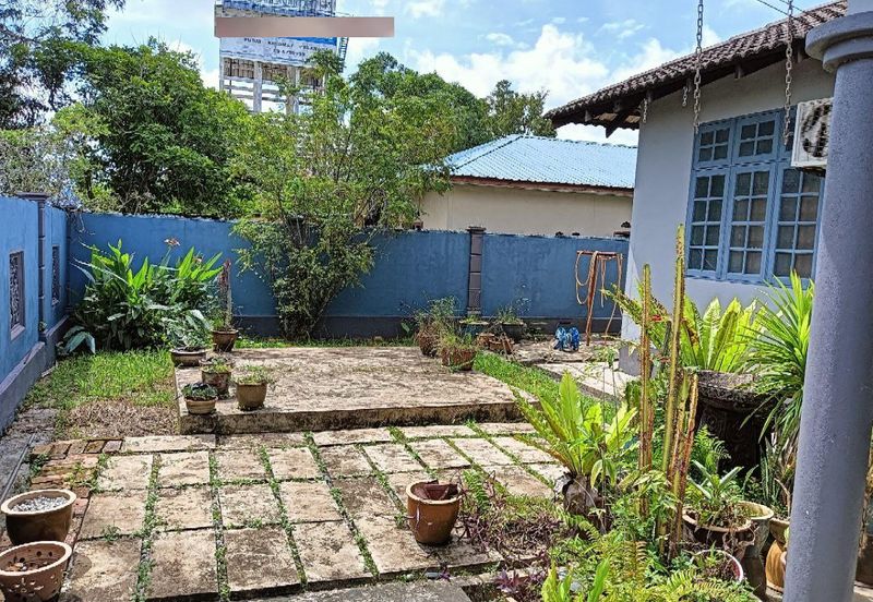 BEST LOCATION! Bungalow at Jalan Seri Teruntum Tanah Putih Kuantan Pahang for SALE!