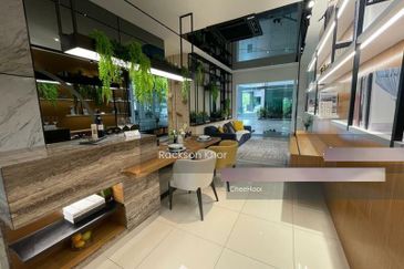 D'Starlingtton Teluk Kumbar