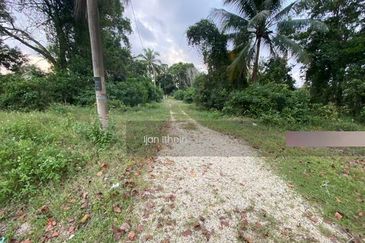 Tanah Lot Banglo Sungai Ular