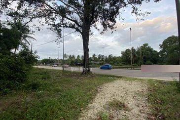 Tanah Lot Banglo Sungai Ular