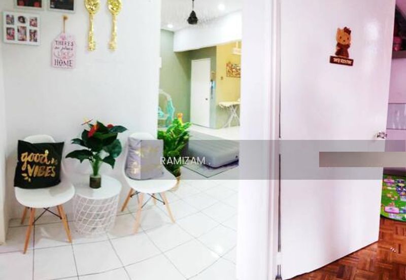 Sri Puteri (Earls Court), Ukay Perdana