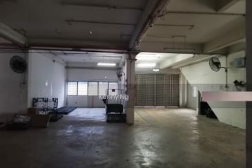 Located Ceter of the City, available now, can move in anytime