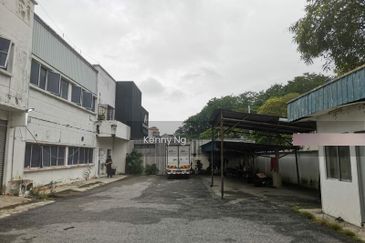 Located Ceter of the City, available now, can move in anytime