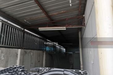 Located Ceter of the City, available now, can move in anytime