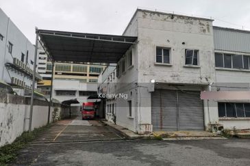 Located Ceter of the City, available now, can move in anytime