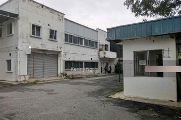 Located Ceter of the City, available now, can move in anytime