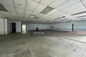 Located Ceter of the City, available now, can move in anytime