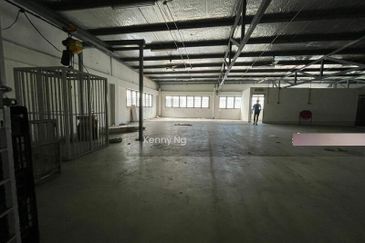 Located Ceter of the City, available now, can move in anytime