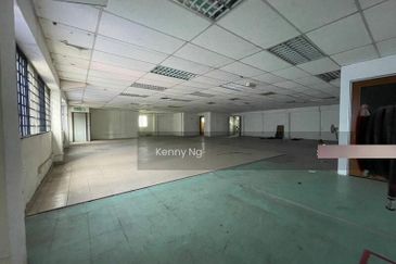 Located Ceter of the City, available now, can move in anytime