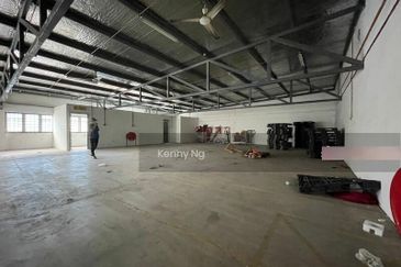 Located Ceter of the City, available now, can move in anytime