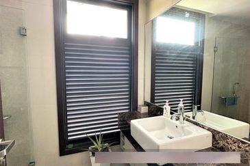 Titian, Bukit Jelutong