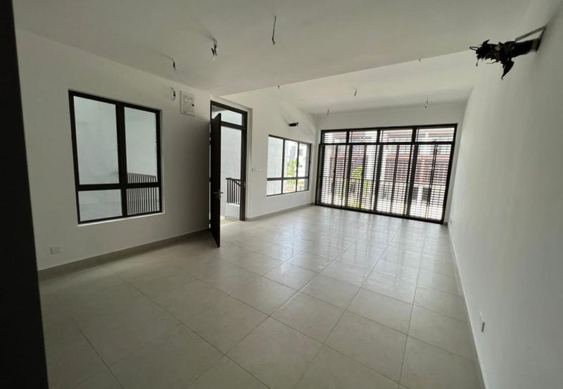 Corner Unit 3 Storey Terrace House for Sale