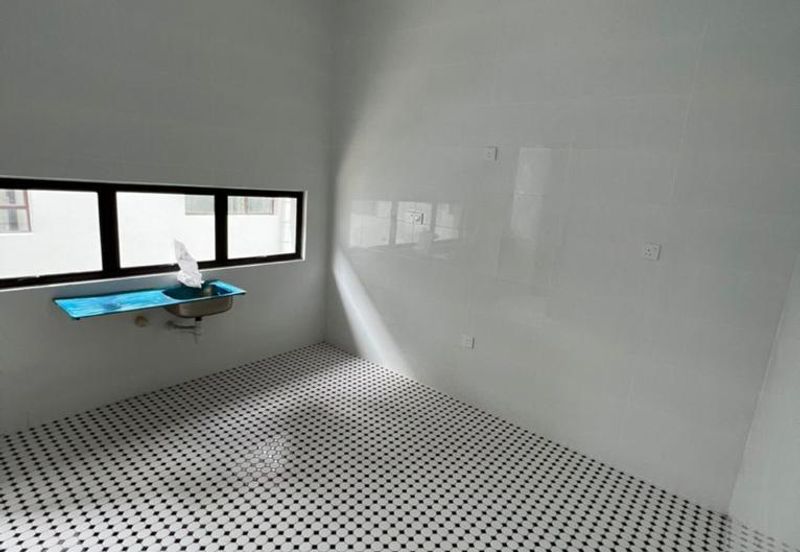 Corner Unit 3 Storey Terrace House for Sale