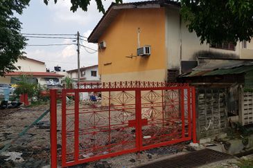 SRI PETALING CORNER  2 STOREY TERRACED HOUSE FOR SALE