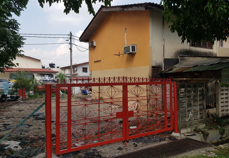 SRI PETALING CORNER  2 STOREY HOUSE FOR SALE