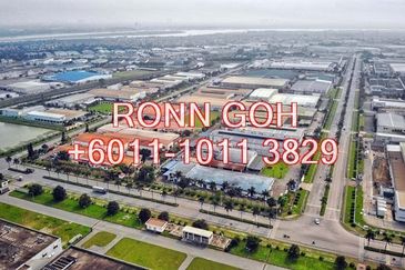 * SUBANG JAYA - 2.5 ACRES LAND WITH 60,000 SQFT BRAND NEW WAREHOUSE ( FOR SALE )  * 梳邦再也 - 2.5 英亩优质工业地带全新仓库 60,000 平方英尺（ 出售 ）