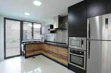 MUST VISIT NEW CONDO NEAR KOTA KEMUNING! Monthly 1.7k only!
