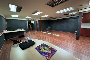 💯 Taman Bukit Kaze @ Ulu Tiram / Double Storey Corner Lot / For Rent 💯 💥💥 新区周围都是住宅区，合適开mini market 💥💥