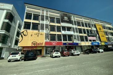 3 Storey Shoplot for Sale in Tunjung