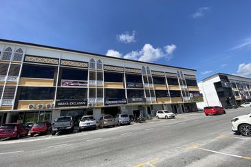 3 Storey Shoplot for Sale in Tunjung