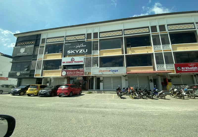 3 Storey Shoplot for Sale in Tunjung