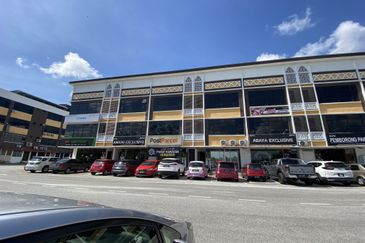 3 Storey Shoplot for Sale in Tunjung