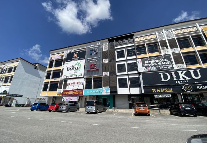 3 Storey Commercial Shoplot for Sale in Tunjung