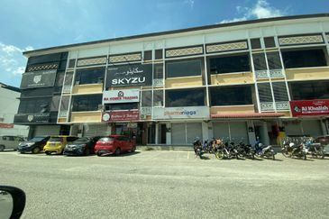 Kedai 3 Tingkat untuk Dijual di Tunjung, KB