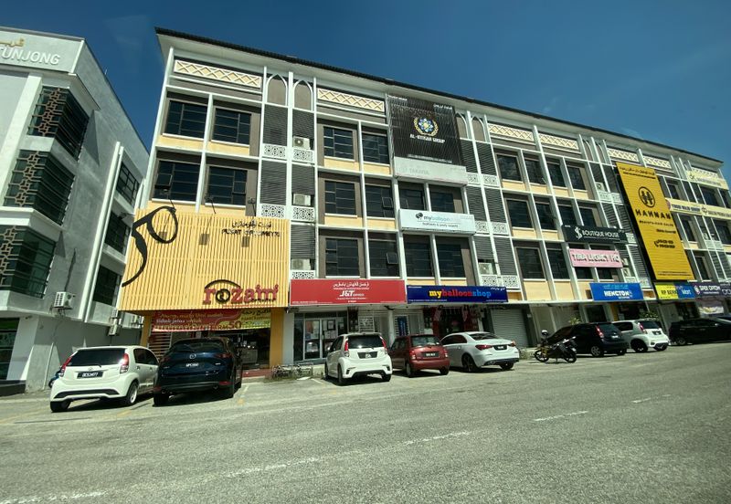 Kedai 3 Tingkat (End lot) untuk Dijual di Tunjung, KB