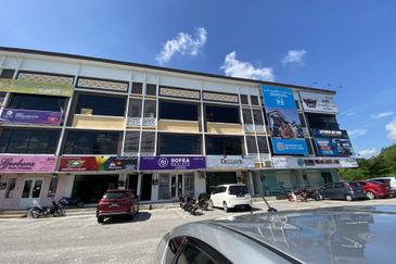 Kedai 3 Tingkat (End lot) untuk Dijual di Tunjung, KB