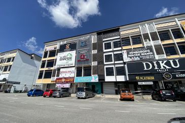 Kedai 3 Tingkat (End lot) untuk Dijual di Tunjung, KB