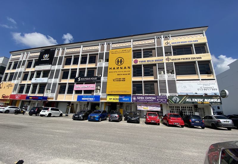Kedai 3 Tingkat (End lot) untuk Dijual di Tunjung, KB